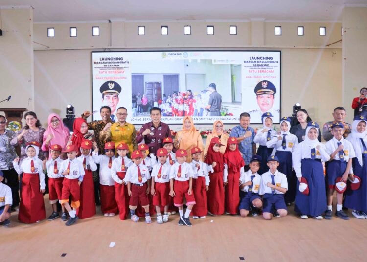 Sejuta Mimpi dari Seragam Sekolah Gratis, Gebrakan 100 Hari Kerja Bupati Erwin Burase