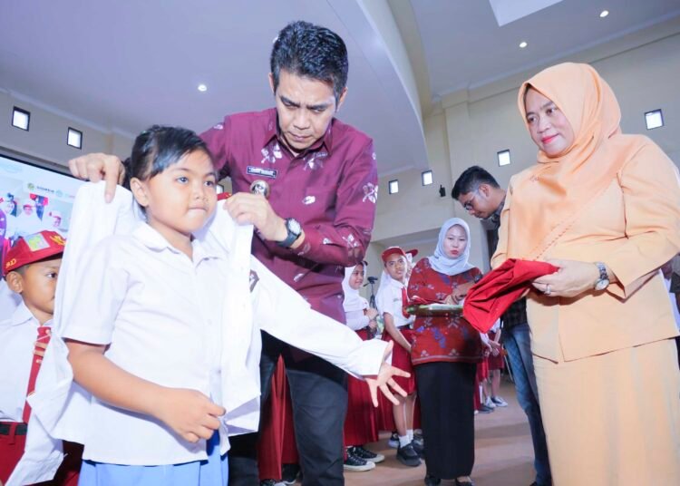 Sejuta Mimpi dari Seragam Sekolah Gratis, Gebrakan 100 Hari Kerja Bupati Erwin Burase