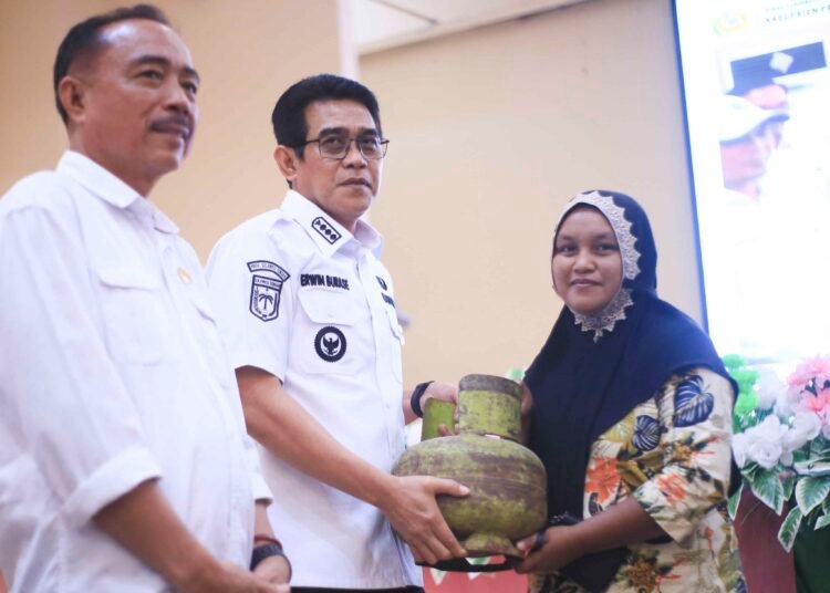 100 Hari Kerja, Bupati Erwin Wujudkan Gas Gratis untuk Warga Miskin