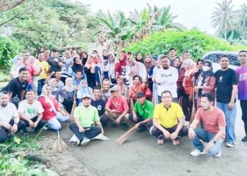 ASN Bapenda Aksi Bersih di Pasar Sentral Parigi