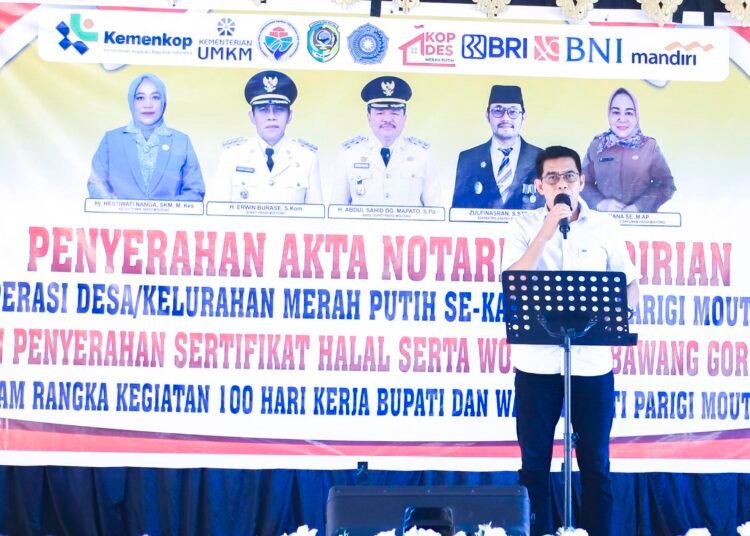 Bupati Parigi Moutong Serahkan Akta Notaris Koperasi Merah Putih di Palasa