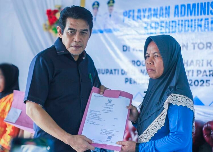 Bupati Erwin Burase: Urus KTP Kini Bisa di Kantor Kecamatan Lewat Program Jemput Bola