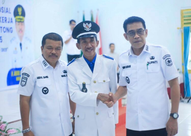 Bupati Erwin Burase Lantik Kades Antar Waktu Dusunan Barat, Ingatkan Pentingnya Transparansi Desa