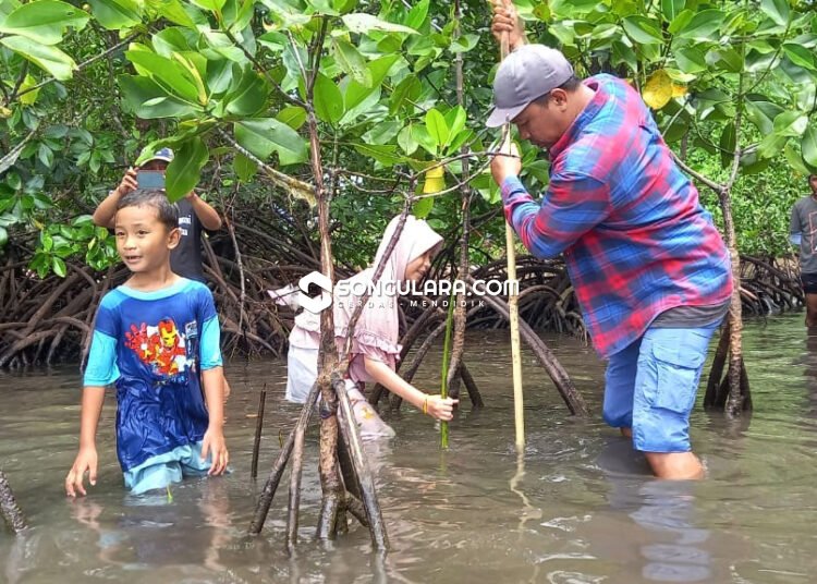 Tanam Mangrove di Hari Bumi, Upaya Jaga Pesisir Parigi Moutong dari Ancaman Abrasi