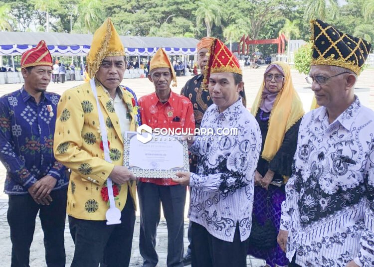 Pemkab Parigi Moutong Beri Penghargaan untuk Guru Daerah Terpencil