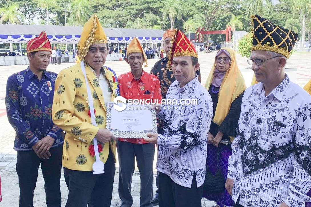 Pemkab Parigi Moutong Beri Penghargaan untuk Guru Daerah Terpencil
