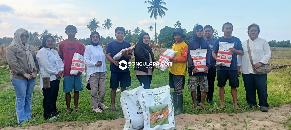 Komandan Srikandi LMP Parigi Moutong Serahkan Bantuan Bibit Jagung ke Petani Lobu Mandiri