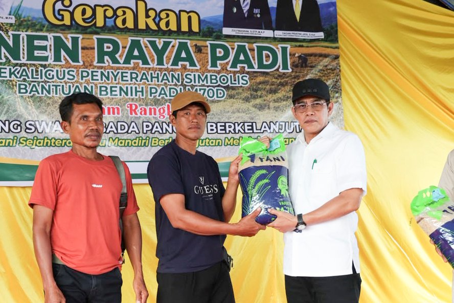 Pemkab Parigi Moutong Salurkan 326,6 Ton Benih Padi M70D untuk 7.553 Petani