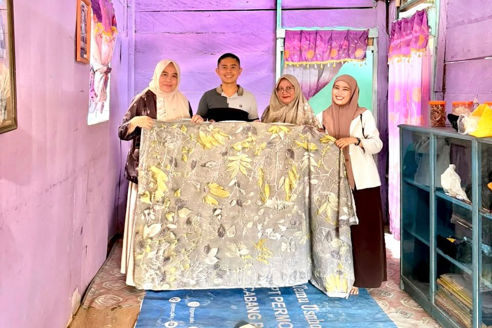 Kunjungi Perajin Ecoprint di Mepanga, Hestiwati Dorong Produk Lokal Naik Kelas